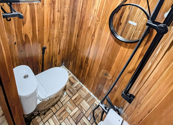 Dragonet Deluxe Cabin Bathroom