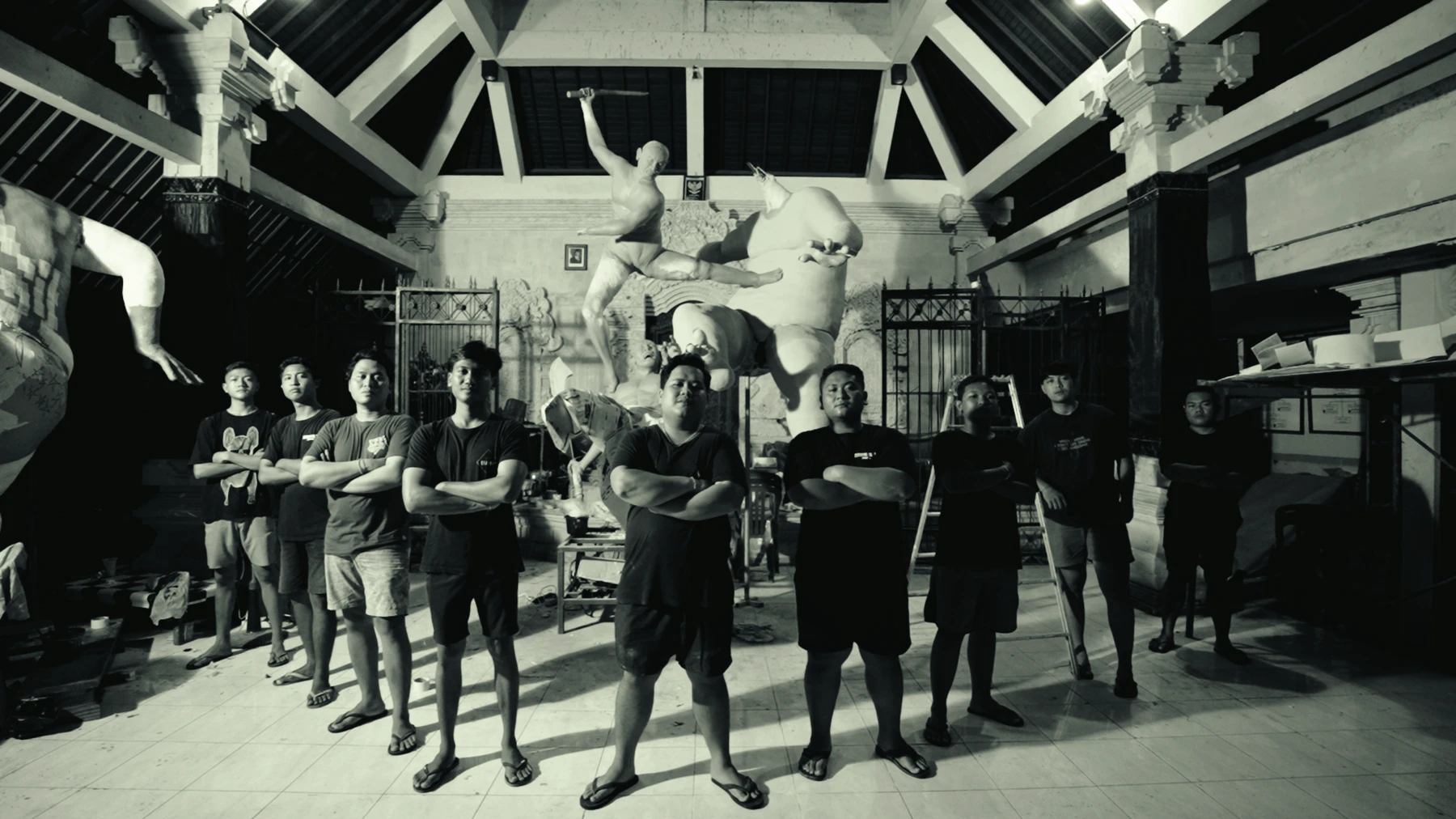 Artisans balinais posant avec leur statue ogoh-ogoh avant le défilé de Nyepi à Bali