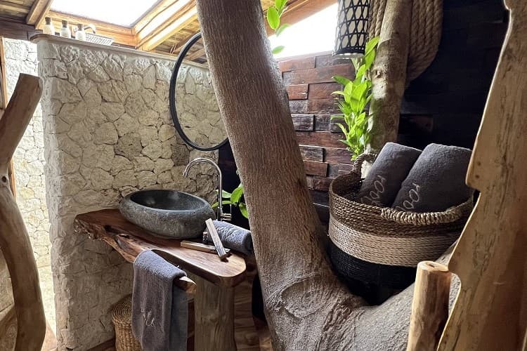Roots Tree House 67