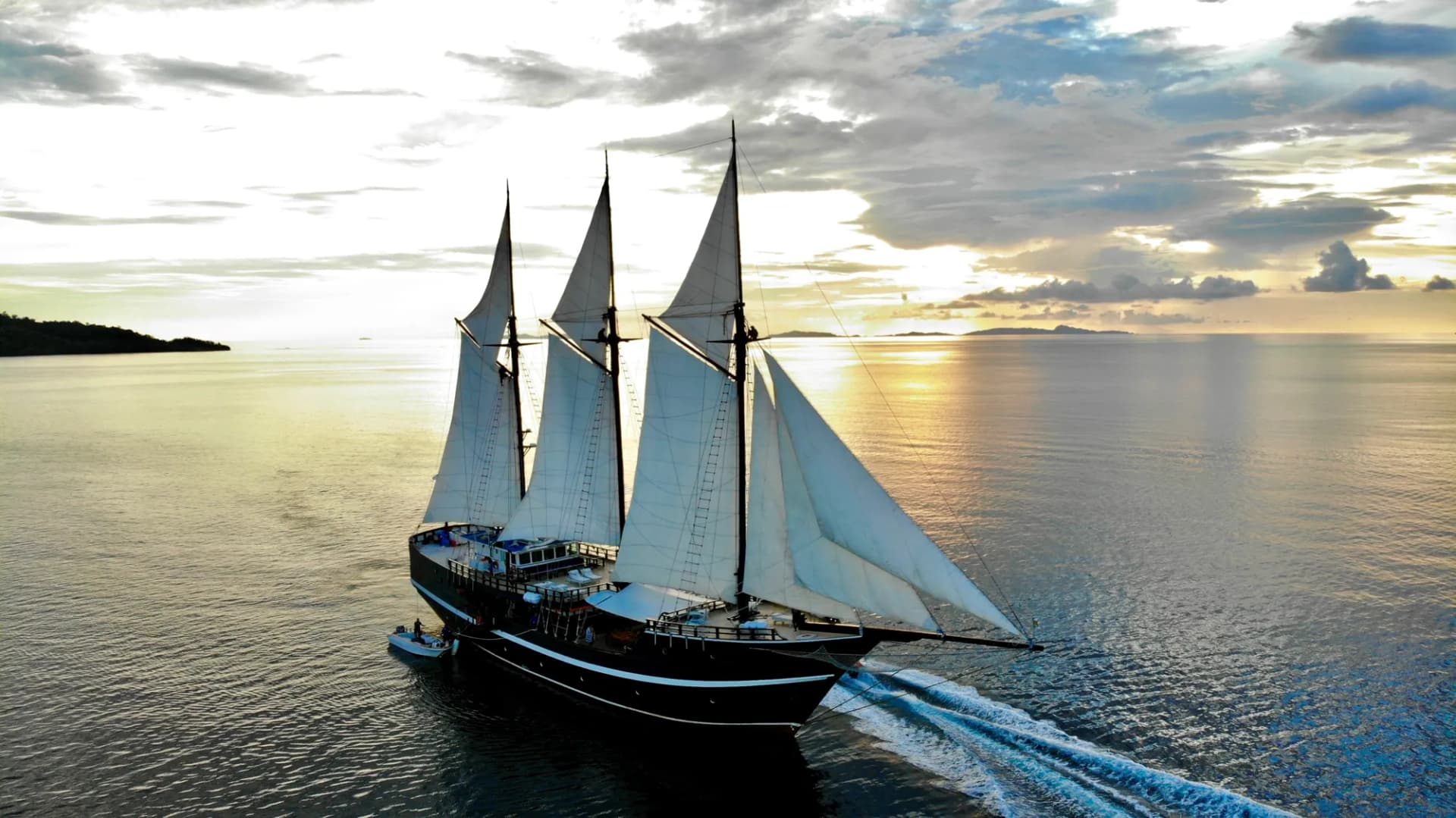 20% OFF | 11 Days Cenderawasih Bay Diving Liveaboard | July 3 – 13