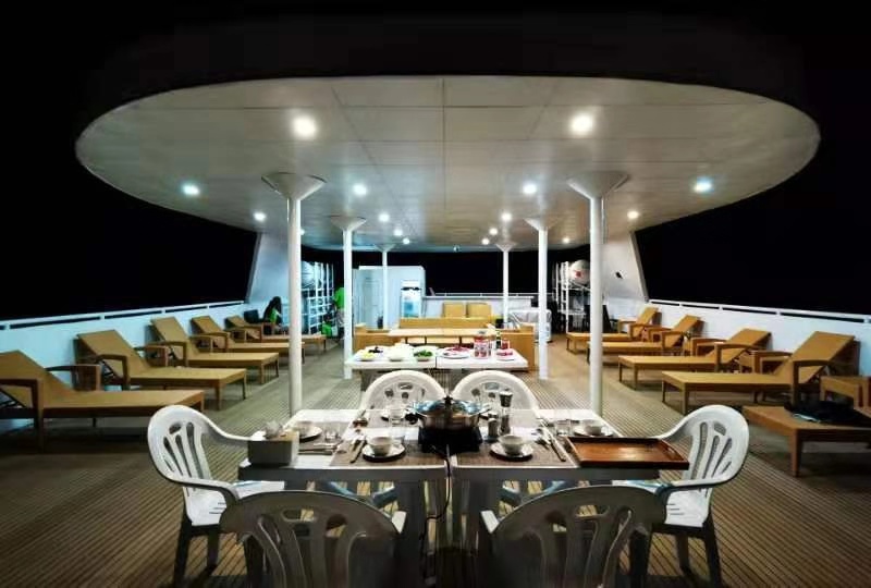 Seaisee outdoor dining area