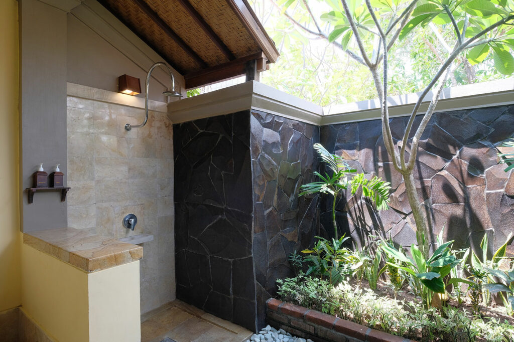 Mimpi Resort Menjangan Patio Bathroom