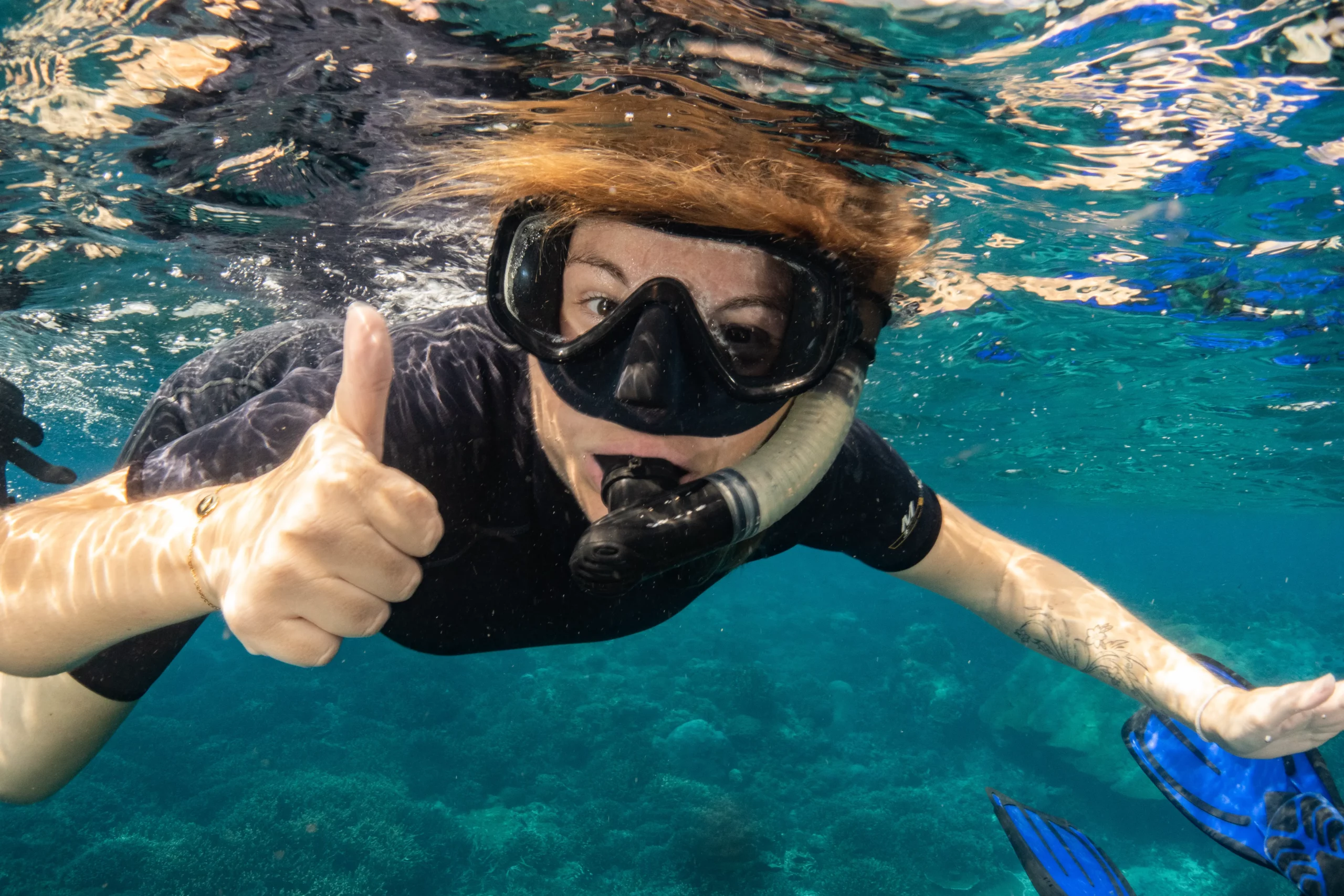 Nageur en snorkeling au-dessus d'un récif peu profond