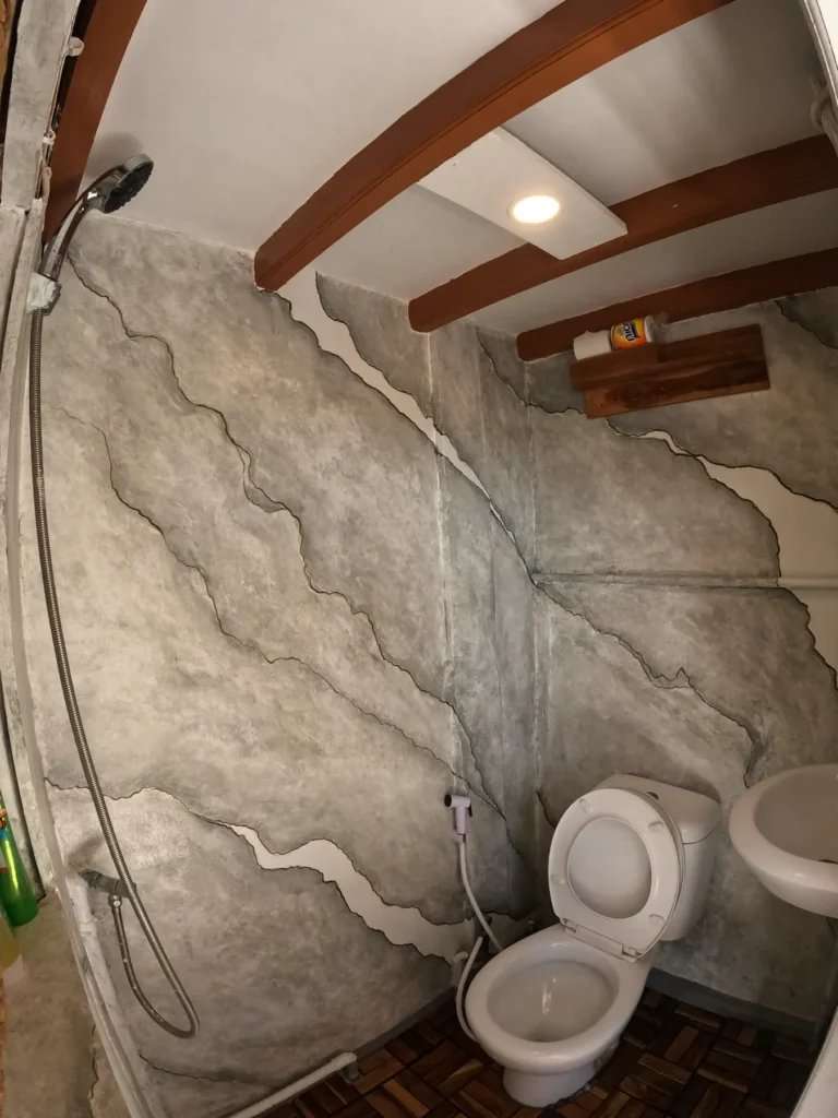 Shared bathroom used by the Merapi cabin on Dinara