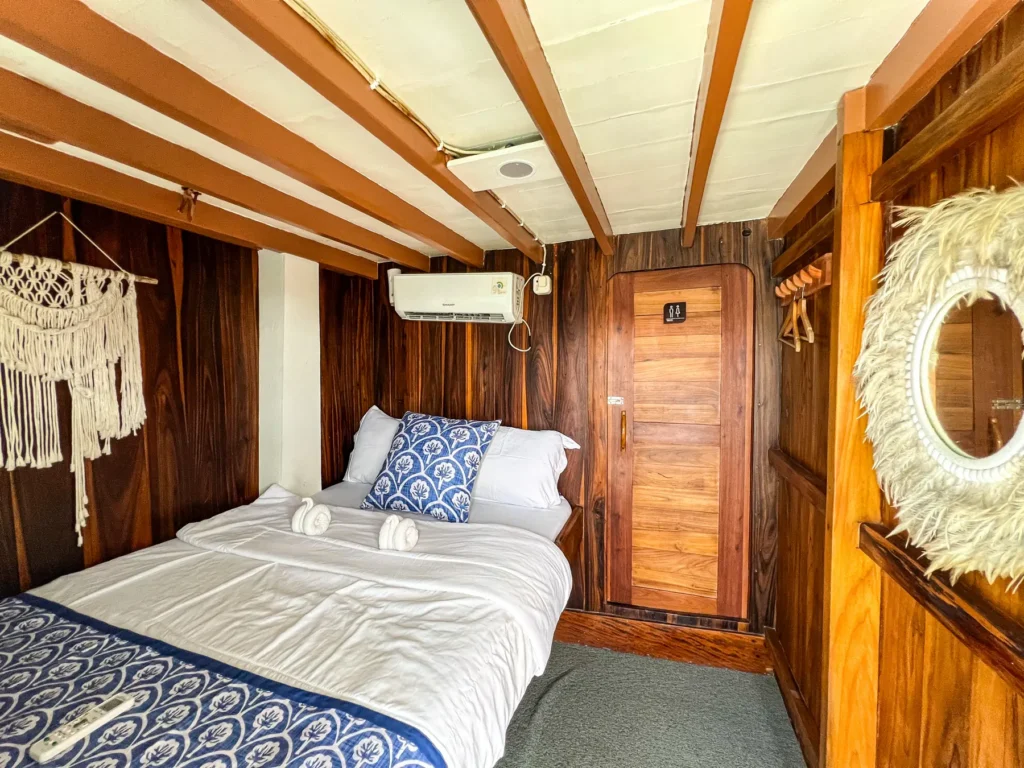 Double bed in the Rinjani cabin on Dinara