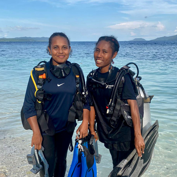 Persila and Pinjalin, Expedition Biru dive trainees, in gear on the beach