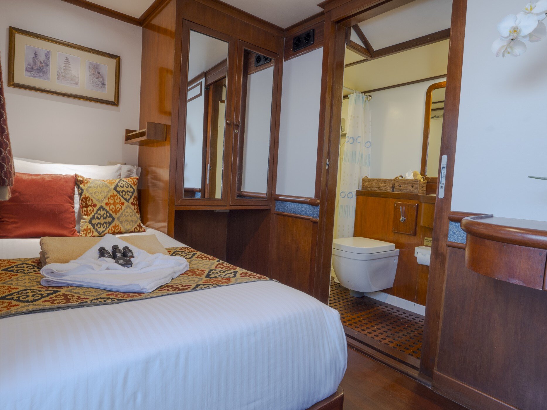 Single cabin on the Mermaid I looking through to the ensuite bathroom