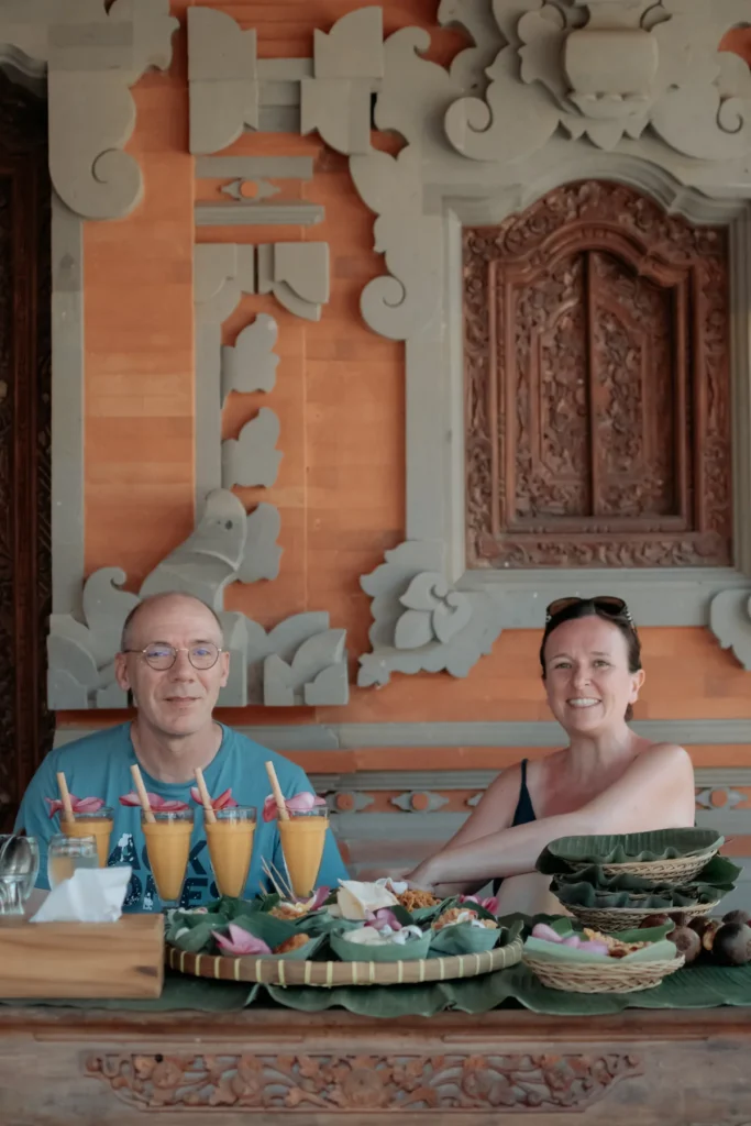 Des voyageurs déjeunent chez une famille balinaise près d'Ubud