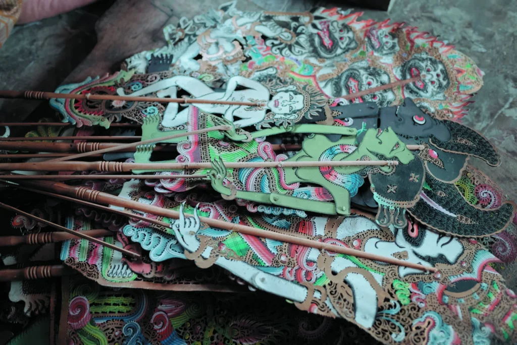 Marionnettes Wayang Kulit en cuir peintes à la main